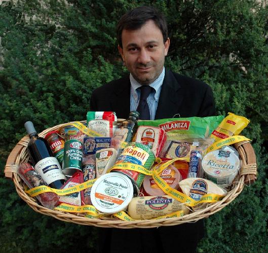 Sergio Marini, presidente Coldiretti con un cesto di falsi made in Italy